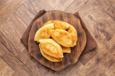 Ahşap masada nefis kızarmış pirinçler (doldurulmuş turtalar).