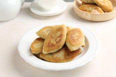 Beyaz masada nefis kızarmış pirizky (doldurulmuş turtalar), yakın plan.