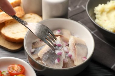 Siyah masada soğanlı lezzetli ringa balığı yemek, yakın plan