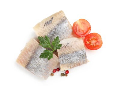 Maydanozlu, domatesli ve biberli lezzetli ringa balıkları.