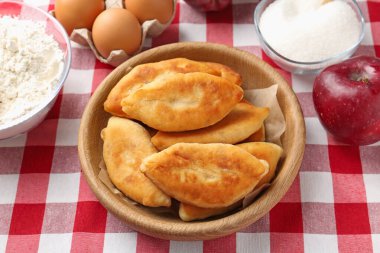 Lezzetli kızarmış pirinçler (doldurulmuş turtalar) ve malzemeler masada, yakın plan.