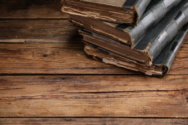 Ahşap masada bir sürü eski kitap, metin için yer