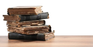 Tahta masadaki eski kitaplar beyaz arka plana karşıdır