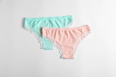 Kadın iç çamaşırı. Beyaz arka planda güzel külotlar, düz yatış