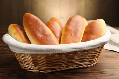 Ahşap masada nefis pişmiş köfteler, yakın plan.