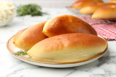 Beyaz mermer masada leziz pişmiş köfteler, yakın plan.