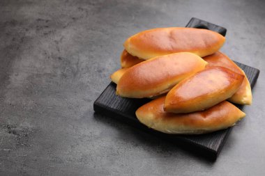 Gri desenli masada lezzetli pişmiş köfteler, yakın plan. Metin için boşluk