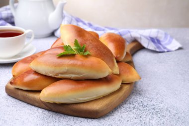 Gri desenli masada lezzetli pişmiş köfteler, yakın plan.