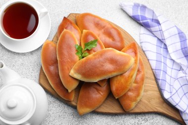 Lezzetli fırında köfteler ve bir fincan çay gri desenli masa, düz uzanma