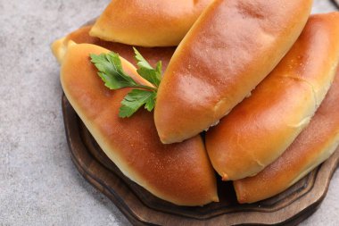 Gri desenli masa üzerinde lezzetli fırınlanmış köfteler.