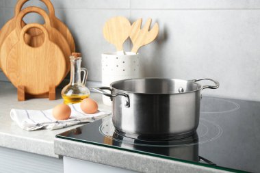 Kapalı mekanda tencereyi pişirmek. Mutfak aletleri