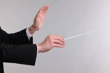 Açık gri arkaplanı olan kondüktör, yakın plan