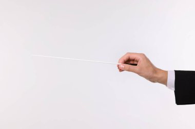 Açık gri arkaplanı olan kondüktör, yakın plan