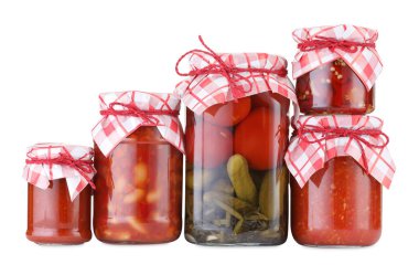 Farklı turşu ürünleri olan bir sürü kavanoz beyaz üzerine izole edilmiş.