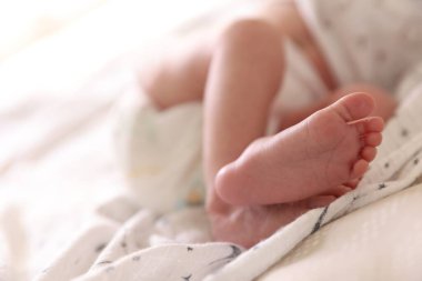 Küçük bebek yatağın içinde uzanıyor, yakın plan. Metin için boşluk