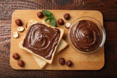 Lezzetli fındıklı tost, fındık ve nane, ahşap masa, düz yatıyordu.