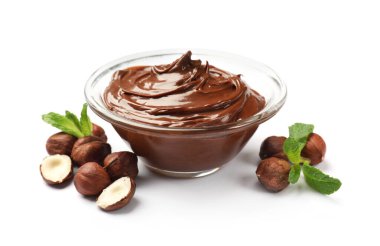 Lezzetli çikolata fındık ezmesi, fındık ve nane, beyaz üzerine izole edilmiş.