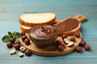 Fındıklı çikolata, fındıklı tost, açık mavi ahşap masa, yakın plan.