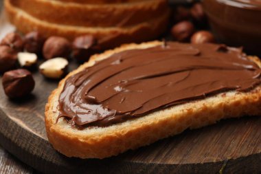 Çikolatalı fındıklı tost ve fındıklar masada, yakın plan.