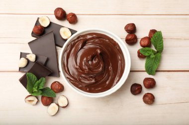 Fındıklı çikolata, fındık, çikolata ve nane parçalarını tahta masaya serdim.