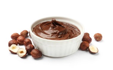 Fındıklı çikolata kâseye yayılmış ve fındıklı beyaz.