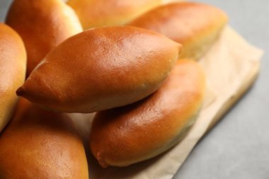 Açık gri masada lezzetli pişmiş köfteler, yakın plan.