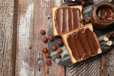 Lezzetli fındıklı tostlar ahşap masada fındıklar, düz yatak. Metin için boşluk