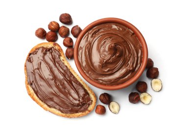 Lezzetli çikolata fındıklı tost ve beyaza izole edilmiş fındıklar.