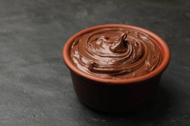 Lezzetli çikolata siyah masaya serilmiş, yakın plan. Metin için boşluk