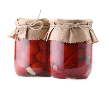 Farklı turşu ürünleri olan kavanozlar beyaza izole edilmiş.