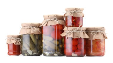 Farklı turşu ürünleri olan bir sürü kavanoz beyaz üzerine izole edilmiş.