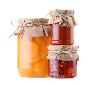 Farklı turşu ürünleri olan kavanozlar beyaza izole edilmiş.