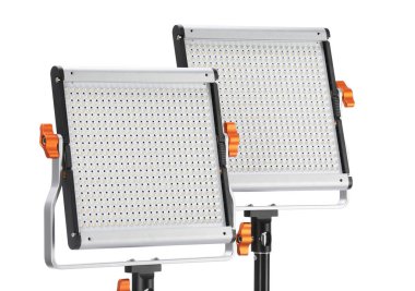 Profesyonel ışıklandırma ekipmanları beyaza izole edilmiş. Fotoğraf stüdyosu aracı