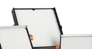 Profesyonel ışıklandırma ekipmanları beyaza izole edilmiş. Fotoğraf stüdyosu aracı