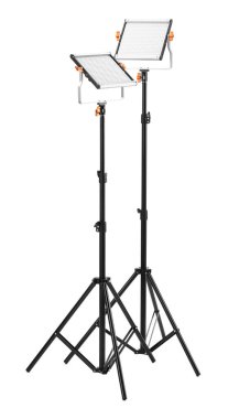 Beyaza izole edilmiş tripodlu profesyonel ışıklandırma ekipmanları.