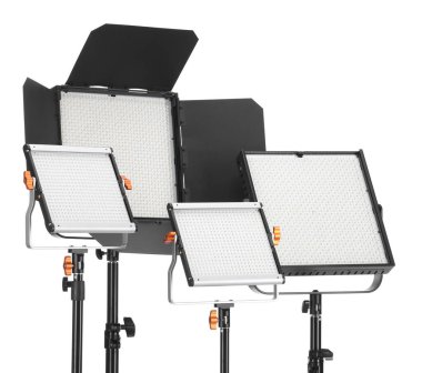 Profesyonel ışıklandırma ekipmanları beyaza izole edilmiş. Fotoğraf stüdyosu aracı