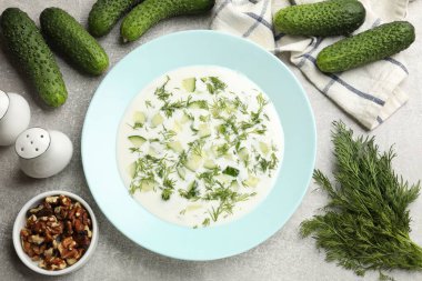 Salatalık çorbası, dereotlu ve fındıklı gri desenli masa, düz uzanmış.