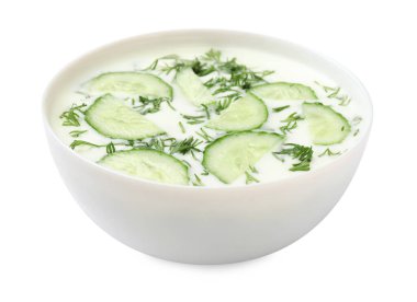 Beyaz tenceredeki dereotlu salatalık çorbası.