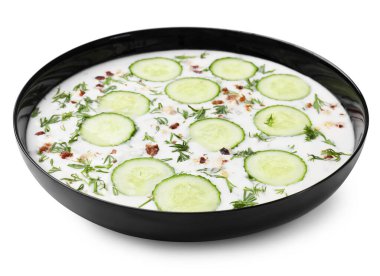 Beyaz üzerine izole edilmiş taze salatalık çorbası.