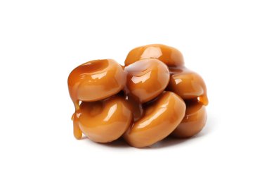 Lezzetli tatlı şekerler ve beyaz üzerine izole edilmiş karamel sosu