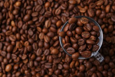 Aromatik kahve çekirdekleri ve cam bardaklar masanın üstünde. Metin için boşluk