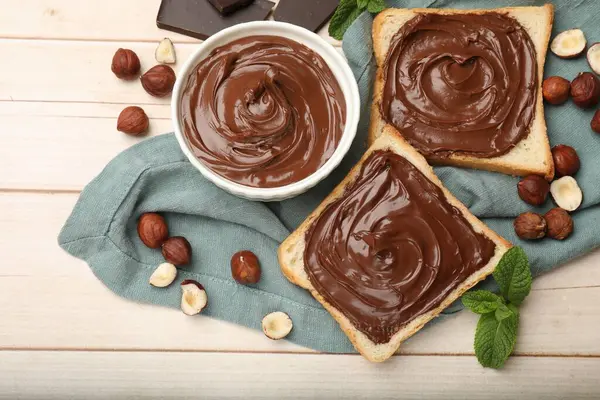 Çikolatalı fındıklı tost, fındık ve nane, ahşap masa, düz uzanma