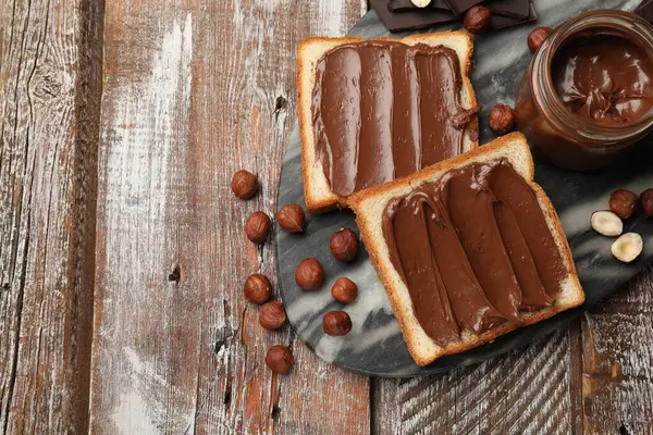 Lezzetli fındıklı tostlar ahşap masada fındıklar, düz yatak. Metin için boşluk