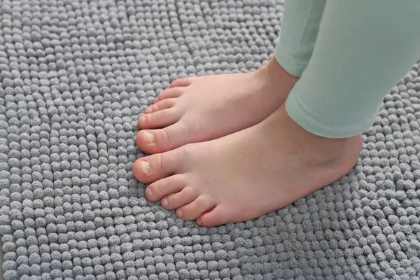 Evdeki yumuşak halıdaki kız, manzaranın üstünde.