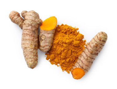 Zerdeçal tozu yığını ve kökler beyaz, üst görünümde izole