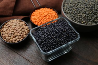 Tahta masadaki mercimek çeşitleri farklı, yakın plan.