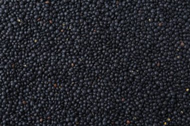 Arkaplan olarak çiğ siyah mercimek, yakın plan görünüm