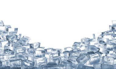Beyaz zemin üzerinde berrak buz küpleri yığını