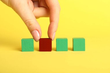 Yeşil arka planda kırmızı küplü kadın, yakın plan. Farklı, eşsiz, özel