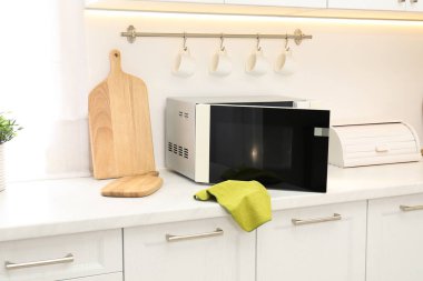 Mutfaktaki mikrodalga fırını aç.